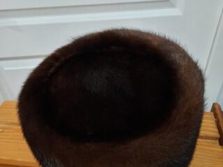 Продам. 500 руб. за две шапки норковые.