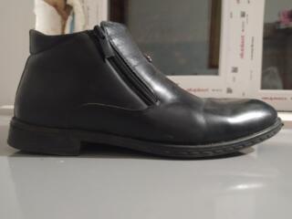 Мужские ботинки на меху черного цвета 43 размер. Цена 200 грн.