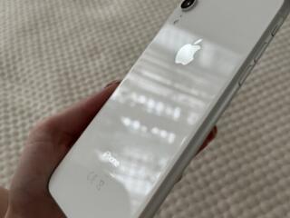 Продам iPhone XR белый