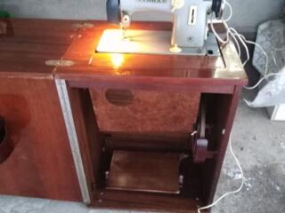 Продам швейную машинку.