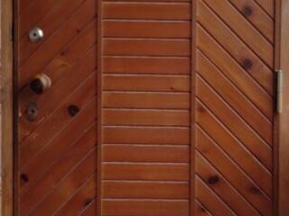 Дверь деревянная входная лакированная (сосна)
