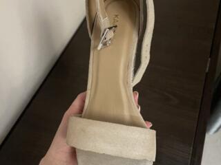 Продам босоножки