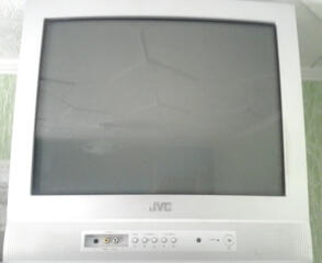 Телевизор JVC в рабочем состоянии.