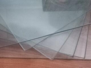 Полочки стеклянные. Двери стеклянные.