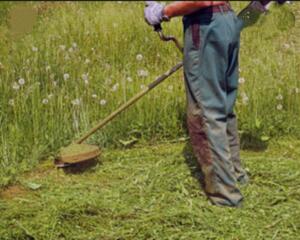 Скос травы тримером уборка огорода