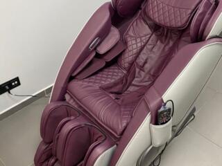 Сеанс массажа в массажном кресле