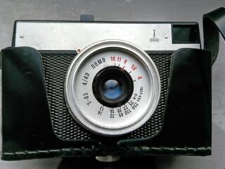 Фотоаппарат, фотовспышка, оборудование для проявления плёнок и фото