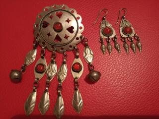 Кассеты, книга 1946г., значки, бижутерия старая, шкатулка. Вайбер