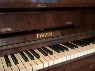 Пианино “FIBIСH”, инструмент немецкий в хорошем состоянии. 1700 евро.
