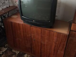 Продается цветной телевизор LG б/у в рабочем состоянии. Цена 250 руб.