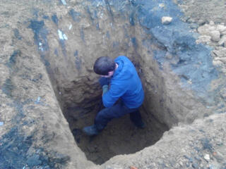 Копаем вручную траншеи, сливные ямы.