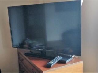 Телевизор большой экран - 1m диагональ!