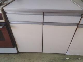 Распродаю немецкий стол и двуспальную кровать и иную мебель СССР