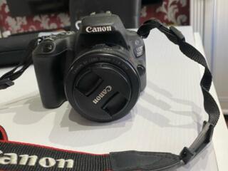 Продам Canon 200D с двумя объективами (18-55mm, 50мм)