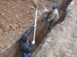 Копаем вручную канализации, траншеи, сливные ямы.