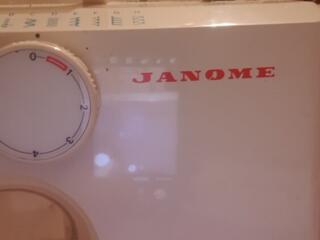 Продам швейную машину Janome