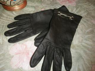 Женские перчатки из натуральной кожи, цвет матово-черный, б/у.