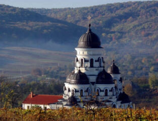 70 Oferte de Pelerinaje la 9 Manastiri din Moldova- 2024, la comanda