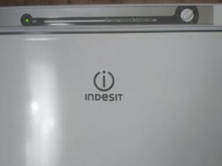 Продам двухкамерный холодильник indezit
