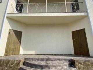 В продаже дом типа дуплекс. Участок правильной формы. С двумя ...