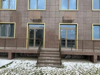 В продаже отличное помещение под коммерцию в хорошем проходном месте. 