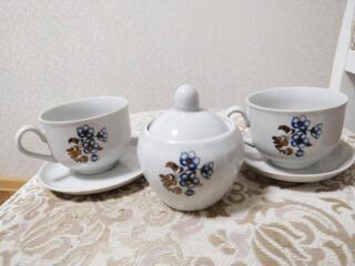 Продается новый чайный набор посуды: 2 чашки, 2 блюдца, сахарница.