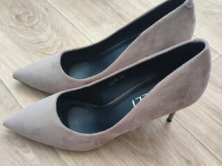 Продам новые туфли 39 р.