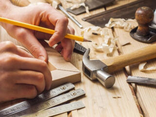 Требуется сборщик мебели с полной занятостью. Хорошие условия труда.