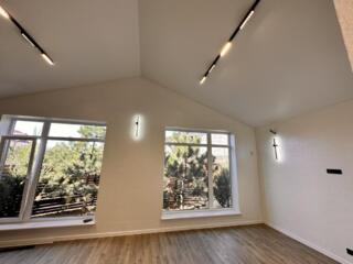 Пропонується до продажу будинок нової споруди у скандинавському стилі.