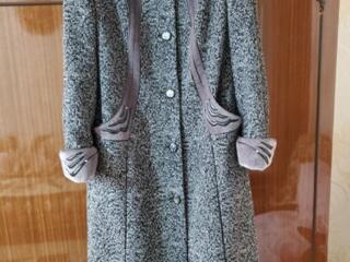 Новое женское драповое пальто 48 размера