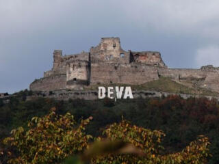 Excursie la castelul Corvinilor+cetatea Deva+manast. Prislop-130 euro