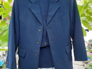 Продам новый костюм синий в полоску 32 размер. 650 Lei