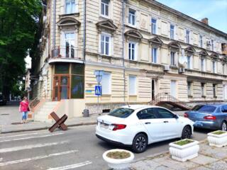 Фасадное коммерческое помещение в центре города Канатная