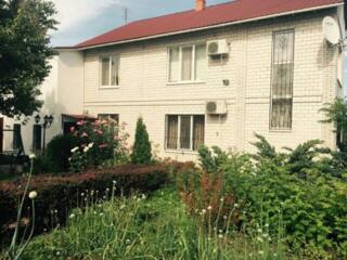 Продается двухэтажный дом площадью 275 кв.м в пгт Александровка. Дом .