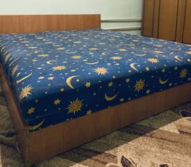 Двуспальная кровать с цельным матрасом