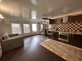 У продажу велика квартира на Топольовій