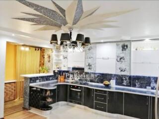 Пропонуємо до продажу 3 кімнатну квартиру біля моря з ремонтом.