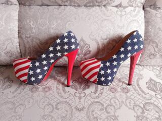 Продаю новые туфли в расцветке американского флага.