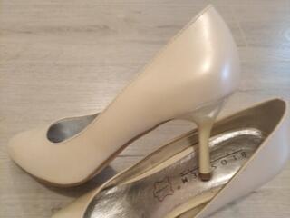 Продам нарядные туфли и зимние сапоги