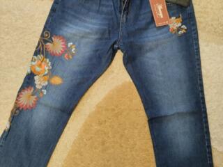 Женские джинсы, штаны и стрейчевые брюки - всё новое.