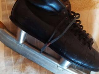 Продам коньки с черными ботинками, размер по стельке 20-21 см