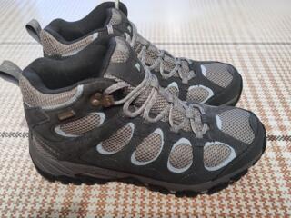 Продам новые зимние термо-кроссовки/MERRELL/. размер-40 на 39.