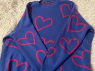 Теплый синий свитер с сердечками