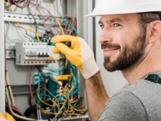 Надежные услуги электрика для вашего дома бизнеса электрика под ключ