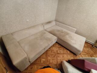 Продам большой угловой кожаный диван, требуется химчистка. Цена 355 долларов.