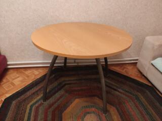 Продам отличный немецкий деревянный стол круглый с железными ножками размер