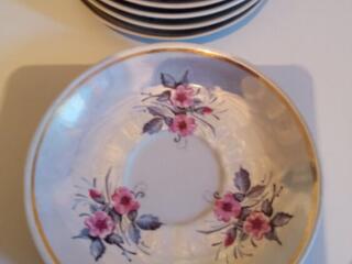 Продам блюдца. и керамическую сахарницу.
