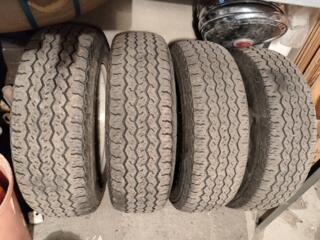 Шины б/у на докат-200р. /шт., колпаки декоративные ВАЗ, 50 руб. /шт.