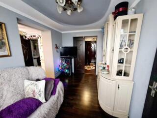 Apartament cu 3 odăi, situat în centrul orașului BĂLȚI! Preț negociabil