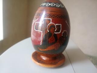 Деревянное пасхальное яйцо с изображением иконы (писанка).